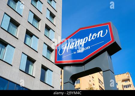 MINSK - MAI 23: Beschilderung mit HAMPTON by HILTON Text in Minsk, Mai 23. 2022 in Weißrussland. Stockfoto