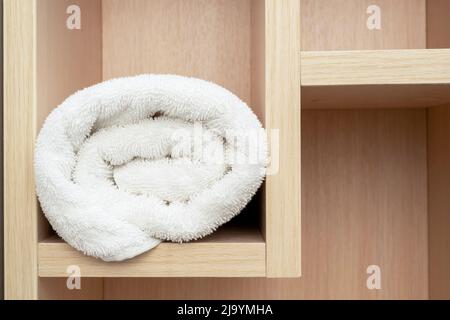 Gestapelte Rolle weißes weiches Handtuch für Dusche, Badezimmer innen Stockfoto