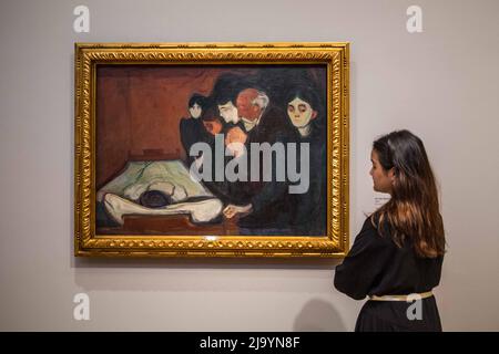 London Großbritannien 26. Mai 2022 im Todesbett 1895 Öl auf Leinwand eine der wichtigsten Gemäldesammlungen des norwegischen Künstlers Edvard Munch, die erstmals in Großbritannien in der ,The Courtauld Gallery 27. Mai – 4. September 2022,LondonPaul Quezada-Neiman/Alamy Live News gezeigt wurde Stockfoto