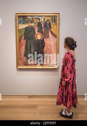 London UK 26 May 2022 Four Stages of Life 19021893-95 Öl auf Leinwand eine der wichtigsten Gemäldesammlungen des norwegischen Künstlers Edvard Munch, die erstmals in Großbritannien in der ,The Courtauld Gallery 27. Mai – 4. September 2022, London gezeigt wurde.Paul Quezada-Neiman/Alamy Live News Stockfoto