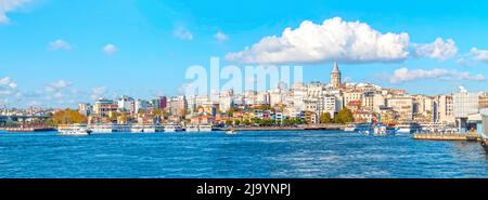 Herrlicher Panoramablick auf Istanbul mit Galata-Turm, Meer, alten historischen Teil der Stadt während sonnigen Sommertag Stockfoto