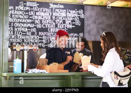 IVANO-FRANKIVSK, UKRAINE - 25. MAI 2022 - der ukrainische Küchenchef Ievgen Klopotenko wird in seinem Restaurant Inshi.Park in Taras Schewtschenk bei der Arbeit gesehen Stockfoto