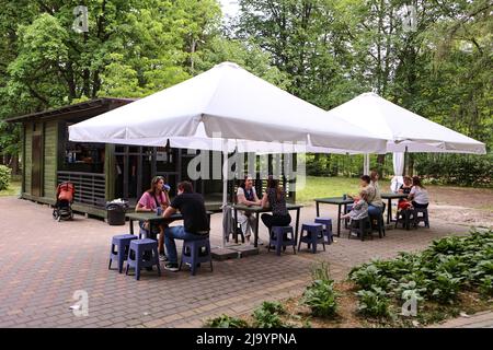 IVANO-FRANKIVSK, UKRAINE - 25. MAI 2022 - Kunden übernachten im Restaurant Inshi.Park, das vom ukrainischen Koch Ievgen Klopotenko in Taras She geführt wird Stockfoto