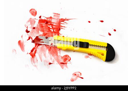 Gelbes stanley Messer mit Blut Stockfoto