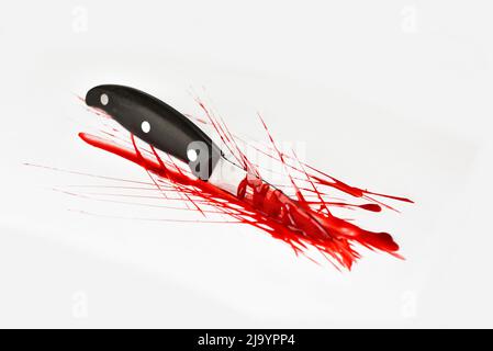 Blutiges Messer auf weißem Hintergrund. Stockfoto