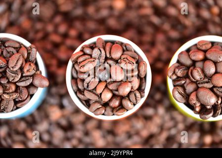 Kaffeebohnen mit Kaffeetassen Stockfoto