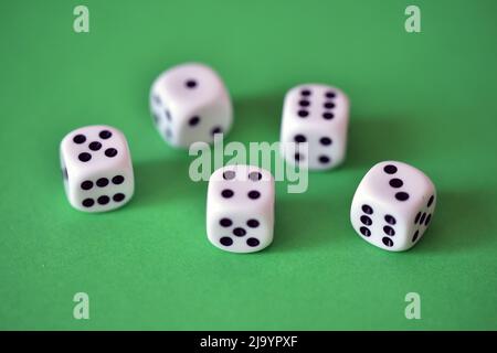 five dice on green Stockfoto