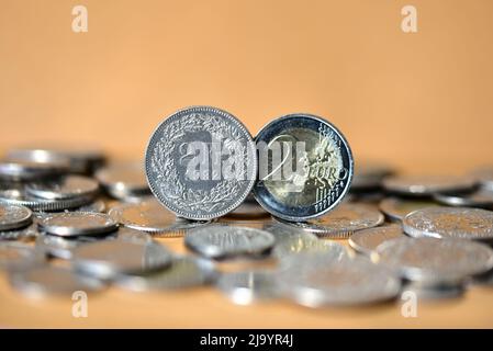 schweizer Franken und Euro-Münze Stockfoto