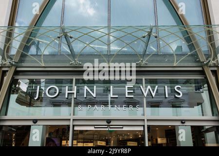 John Lewis & Partners unterzeichnen die Fassade des Gebäudes, Cheltenham, Gloucestershire, Großbritannien Stockfoto