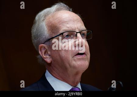 Senator Jerry Moran, ein Republikaner aus Kansas und Vorsitzender des Senate Appropriations Subcommittee on Commerce, Justice and Science, spricht am Mittwoch, den 25. Mai 2022, während einer Anhörung in Washington, DC, USA. Die Anhörung trägt den Titel „Eine Überprüfung des Finanzierungsantrags des Präsidenten für das Geschäftsjahr 2023 für das Federal Bureau of Investigation“. Foto von Ting Shen/Pool/ABACAPRESS.COM Stockfoto