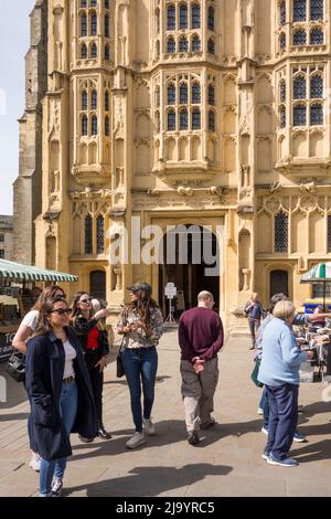 Shopper auf dem Freiluftmarkt am Samstag im Market Place, Cirencester, Gloucestershire, Großbritannien Stockfoto