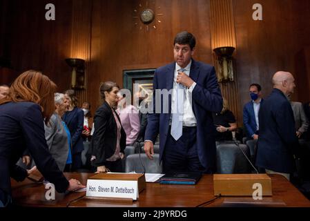 Steven M. Dettelbach kommt zu einem Senatsausschuss für die Gerichtsverhandlung wegen seiner Ernennung zum Direktor des Büros für Alkohol, Tabak, Feuerwaffen und Sprengstoffe, Im Dirksen Senate Office Building in Washington, DC, USA, Mittwoch, 25. Mai, 2022. Foto von Rod Lampey/CNP/ABACAPRESS.COM Stockfoto