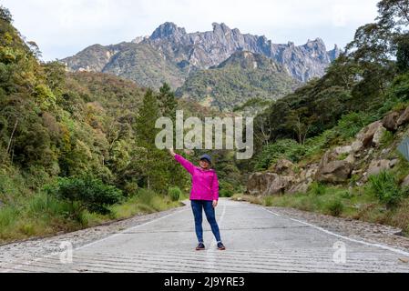 Frau vor dem Mount Kinabalu Blick in Kundasang, Ranau, Sabah Borneo Malaysia Stockfoto