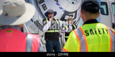 Jeffery Davis, Leiter der Boeing Recovery Operations, links, und Bryan Gartner, Direktor der Boeing Recovery, sprechen mit den Teams der NASA und Boeing, während sie sich auf die Landung des Boeing-Raumschiffs CST-100 Starliner am 25. Mai 2022 im Space Harbour der White Sands Missile Range in New Mexico vorbereiten. Boeings Orbital Flight Test-2 (OFT-2) ist der zweite unbemundete Flugtest von Starliner zur Internationalen Raumstation im Rahmen des NASA Commercial Crew Program. OFT-2 dient als durchgängiger Test der Systemfunktionen. Foto von Bill Ingalls/NASA via CNP/ABACAPRESS.COM Stockfoto