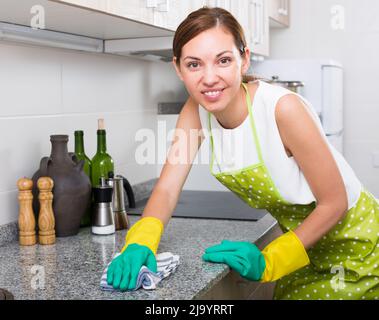 Frau Reinigung Küche Stockfoto