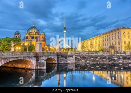 Der Berliner Dom, der berühmte Fernsehturm und ein Teil des wiederaufgebauten Stadtpalastes bei Nacht Stockfoto