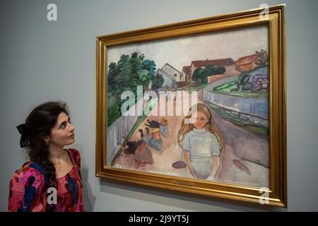 London, Großbritannien. 26 Mai 2022. „Children playing in the Streets of Asgardstrand“, 1901-03, von Edvard Munch bei der Vorschau auf „The Morgan Stanley Exhibition: Edvard Munch. Meisterwerke aus Bergen“ in der Courtauld Gallery. 18 Gemälde von Munch aus dem KODE Bergen Art Museum, Norwegen, das eine der bedeutendsten Munch-Sammlungen der Welt beherbergt, werden erstmals gemeinsam außerhalb Skandinaviens gezeigt. Die Ausstellung läuft vom 27. Mai bis zum 5. September 2022. Kredit: Stephen Chung / Alamy Live Nachrichten Stockfoto