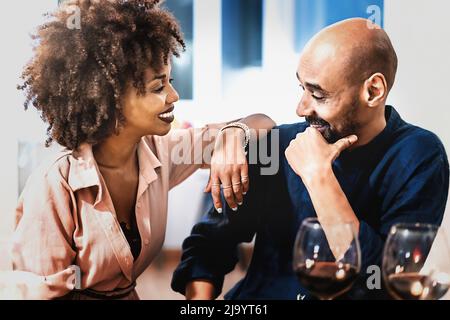 Fröhliche Paar von erwachsenen Menschen genießen Zeit zusammen Wein trinken auf einem Datum Lebensziele liebend und süß sieht - romantische Lifestyle-Konzept Stockfoto