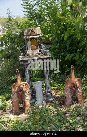 Beschädigtes Geisterhaus an einem verlassenen Ort, Thailand Stockfoto