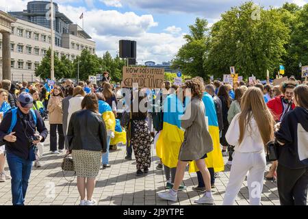 BERLIN, DEUTSCHLAND - 22.. Mai 2022: Krieg in der Ukraine: Hunderte von Anhängern der Ukraine versammelten sich im Zentrum von Berlin, um die europäischen Staats- und Regierungschefs zur Abmagerung zu drängen Stockfoto