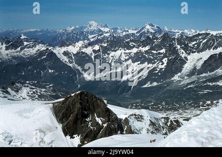 Panorama vom Gipfel des Zermatter Breithorns in Richtung Mattertal. Zermatt, Wallis, Schweiz, 1980 Stockfoto