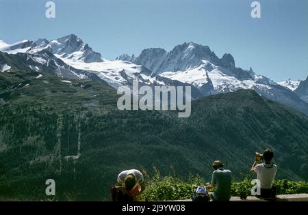 Vom Staudamm des Lac d'Emosson aus sehen Touristen das Mont-Blanc-Massiv mit dem Tour Glacier und der Aiguille du Chardonnet, Wallis, Schweiz, 1984 Stockfoto