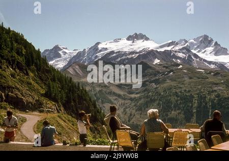 Vom Restaurant du Barrage d'Emosson aus sehen Touristen die Mont-Blanc-Gruppe mit dem Tour-Gletscher. Staumauer Lac d'Emosson, Wallis, Schweiz, 1984 Stockfoto