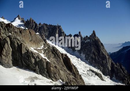 Blick von einer Panorama-Gondel des Mont-Blanc von der Aiguille du Midi zur Pointe Helbronner auf Les Aiguilles de Chamonix, Chamonix, Frankreich, 1990 Stockfoto