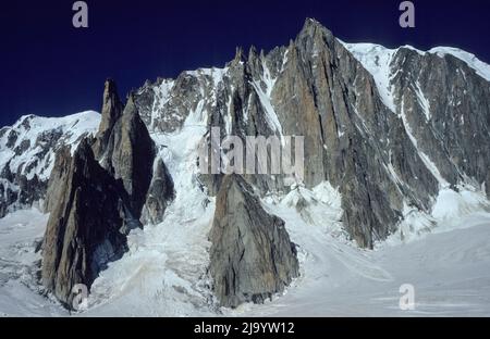 Blick von einer Gondel auf den Mont-Blanc mit Panoramablick auf den Mont Blanc du Tacul mit Capucin, Aiguille du Diable und Vallée Blanche. Chamonix, Frankreich, 1990 Stockfoto