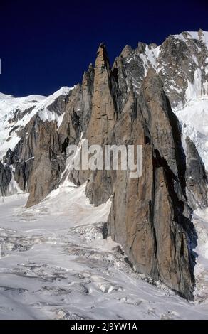 Blick von einer Gondel auf den Panorama Mont-Blanc auf die Berge der Mont-Blanc-Gruppe mit dem Glacier du Géant. Chamonix Mont Blanc, Frankreich, 1990 Stockfoto