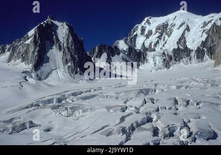 Panorama auf Pointe Helbronner. Tour Ronde und Mont Maudit mit Glacier du Géant, wo es tiefe Spalten gibt. Mont-Blanc-Massiv, Frankreich/Italien, 1990 Stockfoto