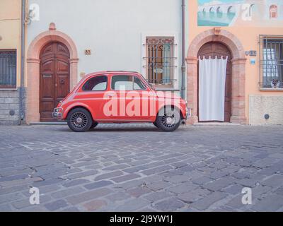 RIMINI, Italien - 22 JULI 2017: Fiat 500 D auf den Straßen der Stadt Stockfoto