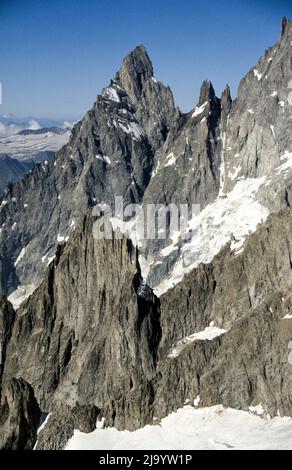 Panorama auf die Pointe Helbronner, den Peuterey-Grat mit der Aiguille Noire de Peuterey. Mont-Blanc-Massiv, Frankreich/Italien, 1990 Stockfoto