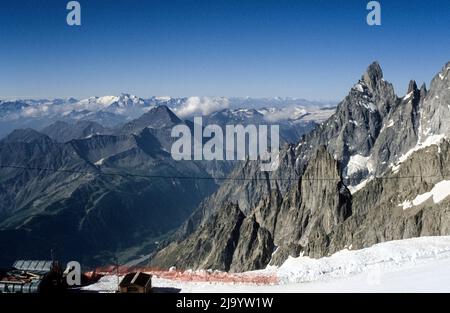 Panorama auf die Pointe Helbronner, den Peuterey-Grat mit der Aiguille Noire de Peuterey. Mont-Blanc-Massiv, Frankreich/Italien, 1990 Stockfoto