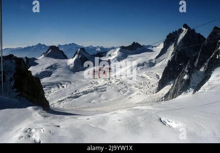 Blick von einer Gondel auf den Panorama Mont-Blanc.drei Gondeln schweben über das Vallée Blanche und den Glacier du Géant. Chamonix, Frankreich, 1990 Stockfoto