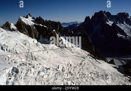 Blick von einer Gondel des Panorama Mont-Blanc zur Pointe Helbronner auf die Gletscherspaltfläche des Vallee Blanche. Chamonix, 1990 Stockfoto