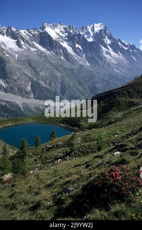 Der Bergsee Lago Chécrouit mit den Grandes Jorasses. Courmayeur, Aostatal, Italien, 1990 Stockfoto