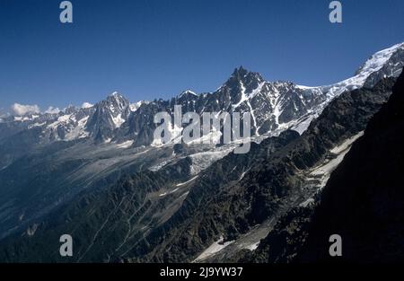 Mont-Blanc-Massiv mit Aiguille du Midi, Glacier des Bossons und Aiguilles de Chamonix bei Nid d'Aigle, Saint-Gervais-les-Bains, Frankreich, 1990 Stockfoto