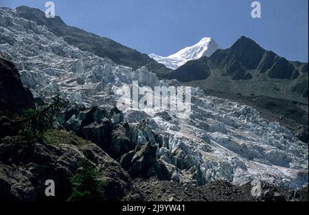 Der Glacier des Bossons aus der Seitenmoräne auf einer Höhe von etwa 1900 m mit der Aiguille du Goûter. Chamonix Mont Blanc, Frankreich, 1990 Stockfoto