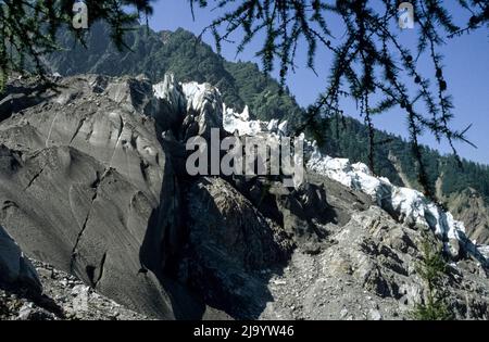 Am Glacier des Bossons, Blick von der Seitenmoräne der Gletscherfraktur. Chamonix Mont Blanc, Frankreich, 1990 Stockfoto