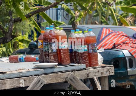 SAMUT PRAKAN, THAILAND, APR 16 2022, traditionelles Angebot von Benzin in Plastikflaschen auf der Straße Stockfoto