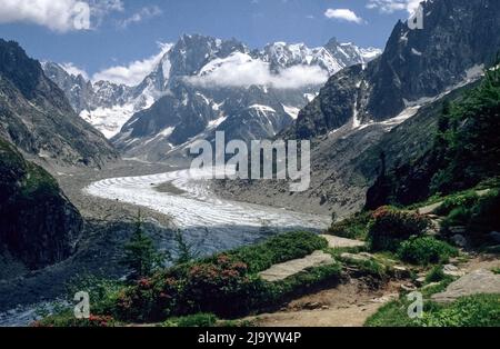 Mer de Glace Gletscher mit den Bergen des Mont-Blanc-Massivs vom Wanderweg vom Plan d'Aiguille nach Montenvers aus gesehen. Chamonix, Frankreich, 1990 Stockfoto