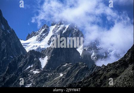 Bergpanorama vom Wanderweg vom Plan d'Aiguille nach Montenvers. Wolken bedecken die Gipfel. Grand Balcon Nord, Chamonix-Mont-Blanc, Frankreich,1990 Stockfoto