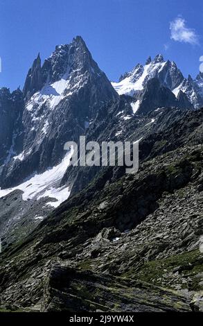 Aiguille des Grands Charmoz und Aiguille de Blaitière vom Plan d'Aiguille zum Wanderweg Montenvers. Grand Balcon Nord, Chamonix, Frankreich,1990 Stockfoto