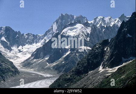 Mer de Glace mit Grandes Jorasses und Aiguille du Tacul vom Plan d'Aiguille zum Wanderweg Montenvers. Grand Balcon Nord, Chamonix, Frankreich,1990 Stockfoto