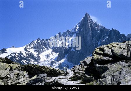 Aiguilles du Drus vom Wanderweg vom Plan d'Aiguille nach Montenvers. Es gibt einen kleinen Wolkenschleier um die Gipfel. Chamonix, Frankreich, 1990 Stockfoto