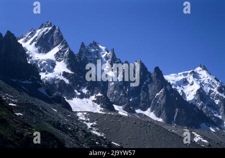 Auf dem Grand Balcon Nord, die Aiguilles de Chamonix mit Aiguilles du Midi vom Plan d'Aiguille zum Montenvers Wanderversuch, Chamonix, Frankreich,1990 Stockfoto