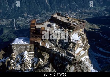 Blick von der Bergstation der Seilbahn Aiguille du Midi von der Aussichtsplattform. Chamonix Mont Blanc, Frankreich, 1990 Stockfoto