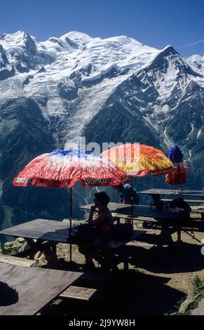 GR 5 Tour du Mont-Blanc, Refuge de Bellachat mit Bänken und bunten Sonnenschirmen, Mont Blanc mit dem Bossons-Gletscher, Chamonix-Mont-Blanc, 1990 Stockfoto