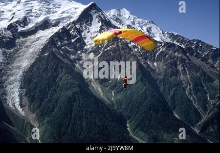 Ein Gleitschirm startete von Tête de Bellachat. Mont Blanc und Bossons-Gletscher von GR 5 Tour du Mont-Blanc, Chamonix-Mont-Blanc, Frankreich, 1990 Stockfoto